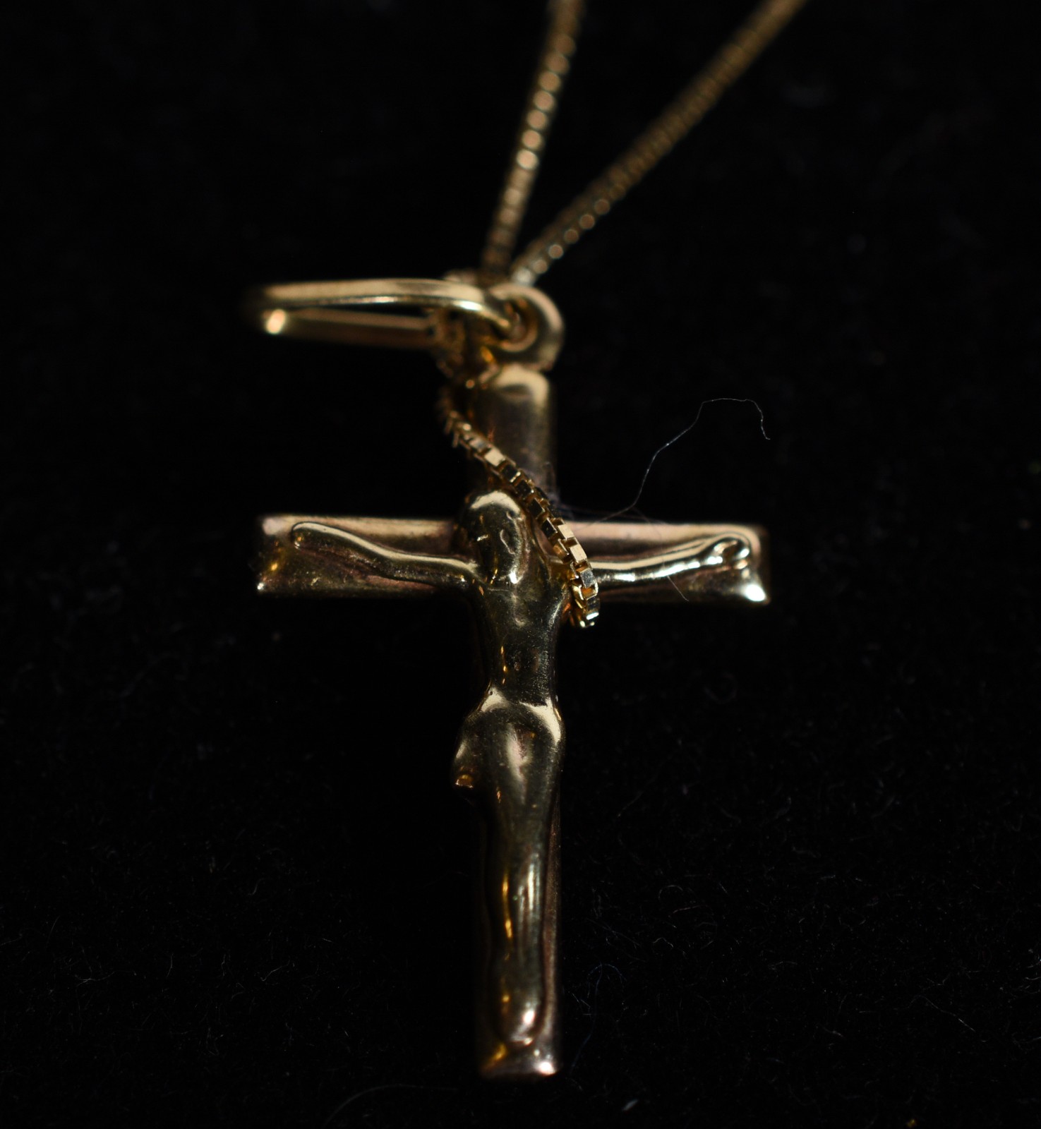 Colar de ouro 18k., contraste 750 mls com crucifixo. (Por motivos de... - foto 1 de 5