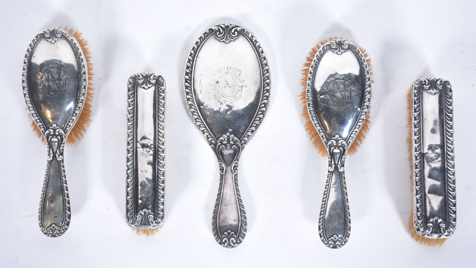 Conjunto para toucador de prata contrastada, composto de: 4 escovas e... - foto 1 de 9