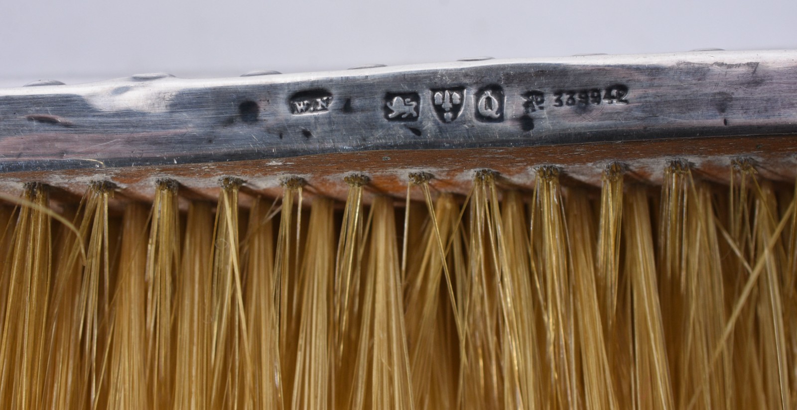 Conjunto para toucador de prata contrastada, composto de: 4 escovas e... - foto 7 de 9
