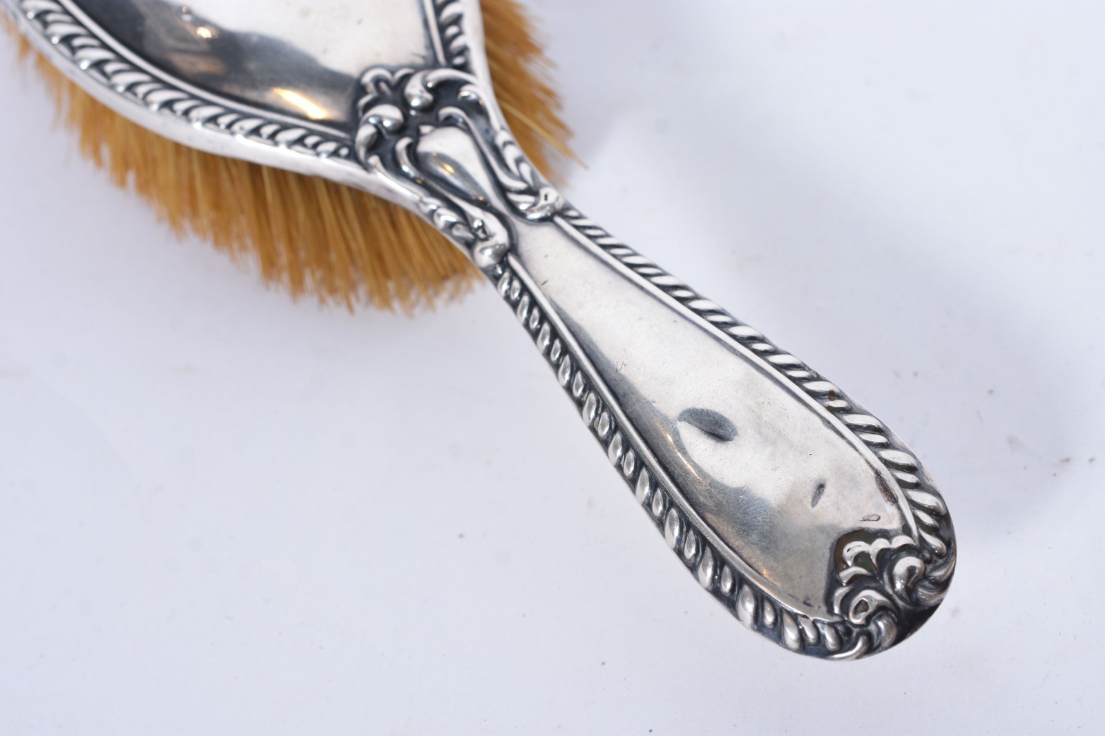 Conjunto para toucador de prata contrastada, composto de: 4 escovas e... - foto 8 de 9