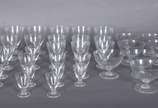 Serviço copos de cristal composto de: 6 taças p... - Serviço copos de cristal composto de: 6 taças para champagne, 6 para vinho tinto, 9 para vinho branco, 8 para vinho do porto e 9 para licor. Tot...