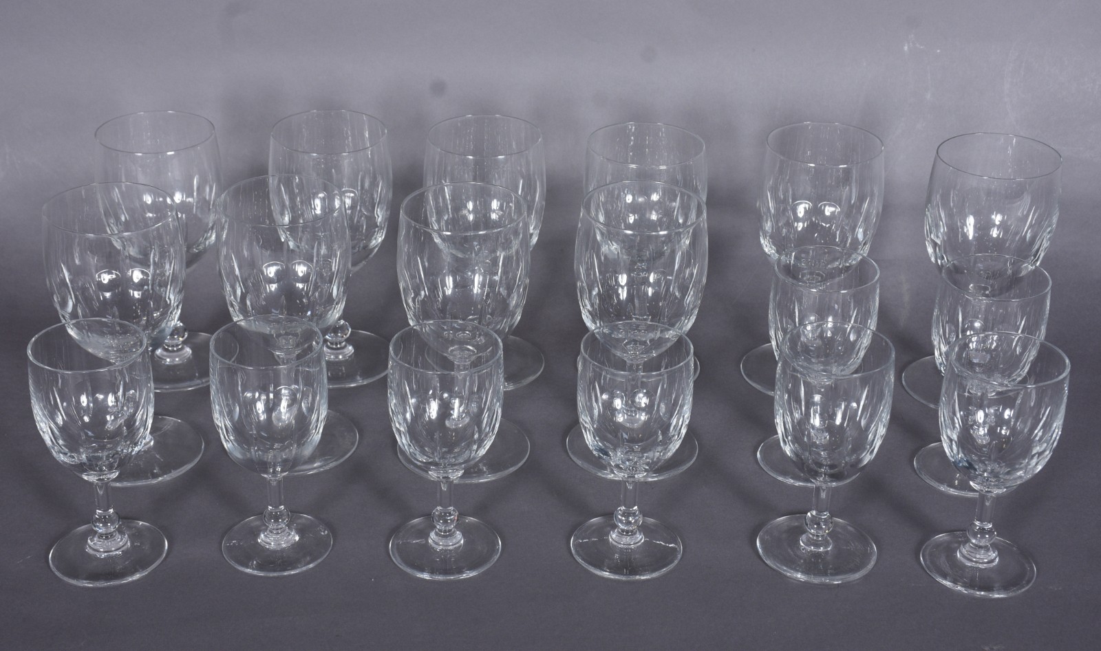 Conjunto de cristal facetado, composto de: 10 cálices para vinho... - foto 2 de 4