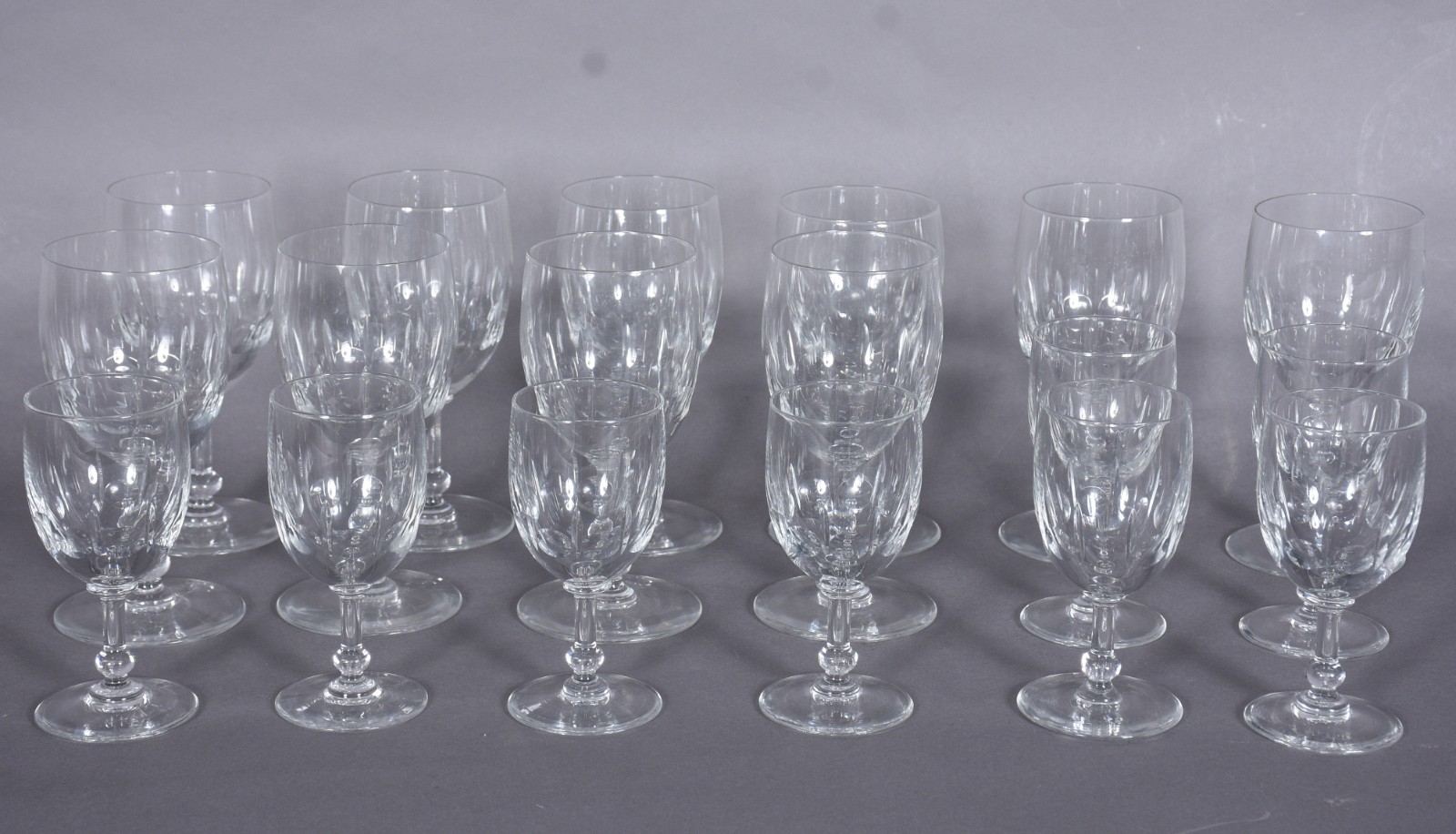 Conjunto de cristal facetado, composto de: 10 cálices para vinho... - foto 1 de 4