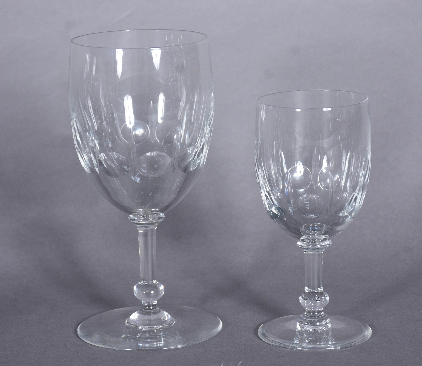 Conjunto de cristal facetado, composto de: 10 cálices para vinho... - foto 3 de 4