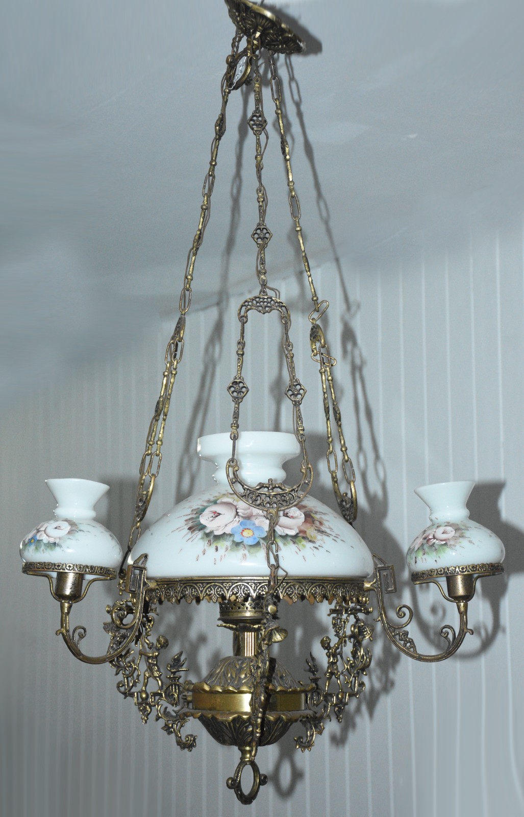 Lustre de metal dourado para 3 luzes, cúpulas leitosas de vidro... - foto 1 de 4