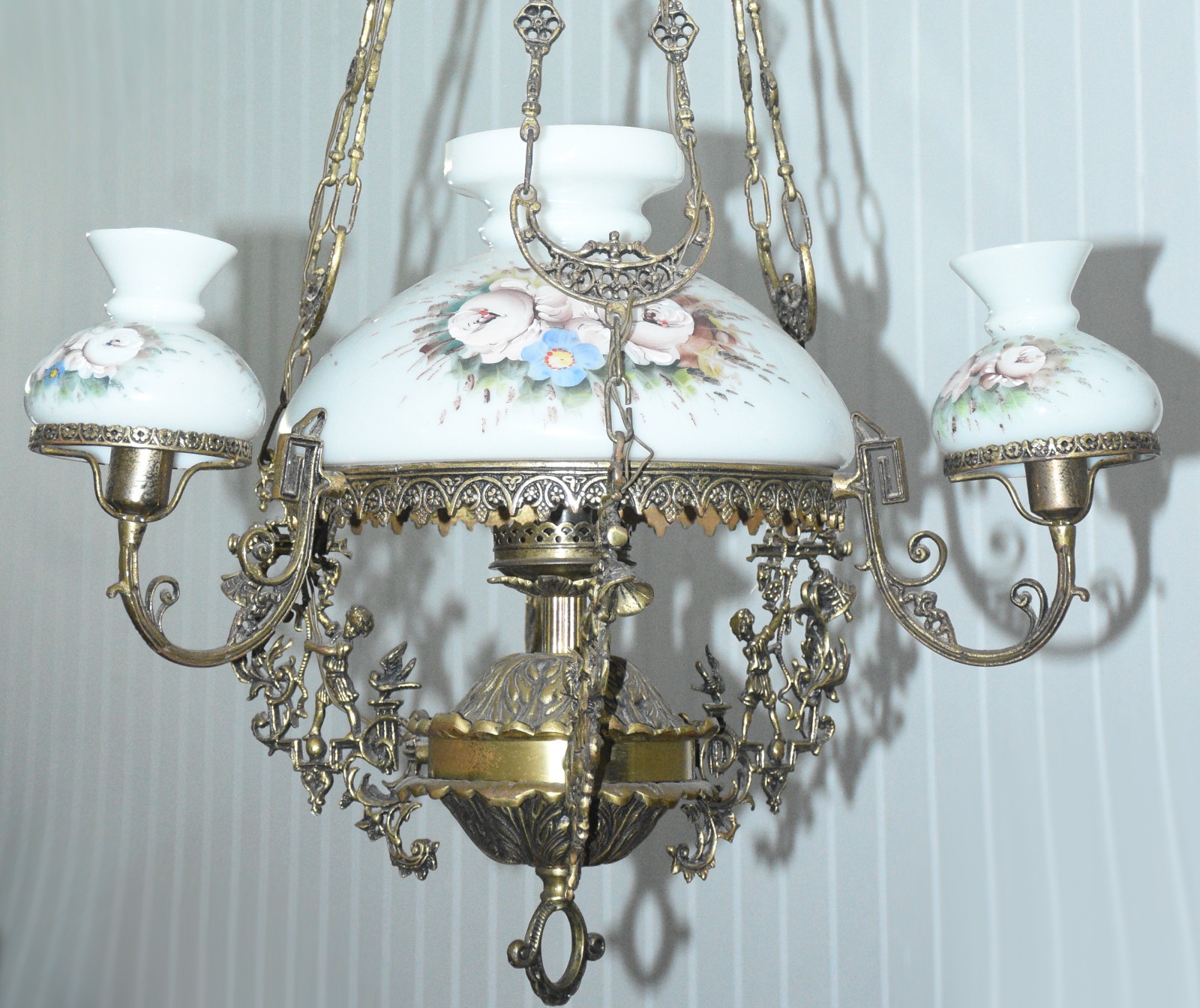 Lustre de metal dourado para 3 luzes, cúpulas leitosas de vidro... - foto 2 de 4