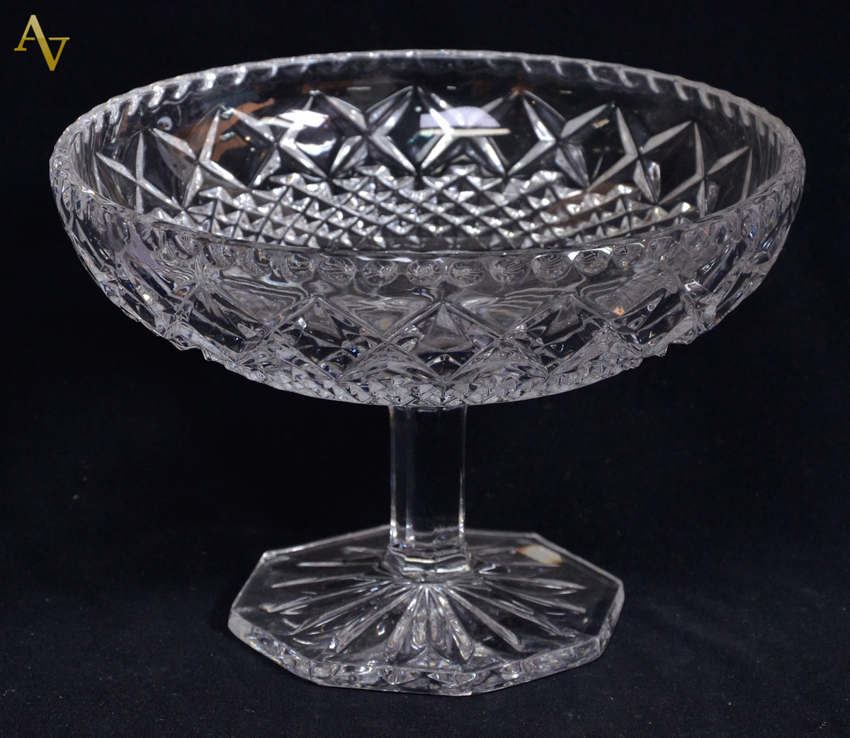 Fruteira em cristal Frances ricamente lapidado. Alt. 16 cm - diam. 23...