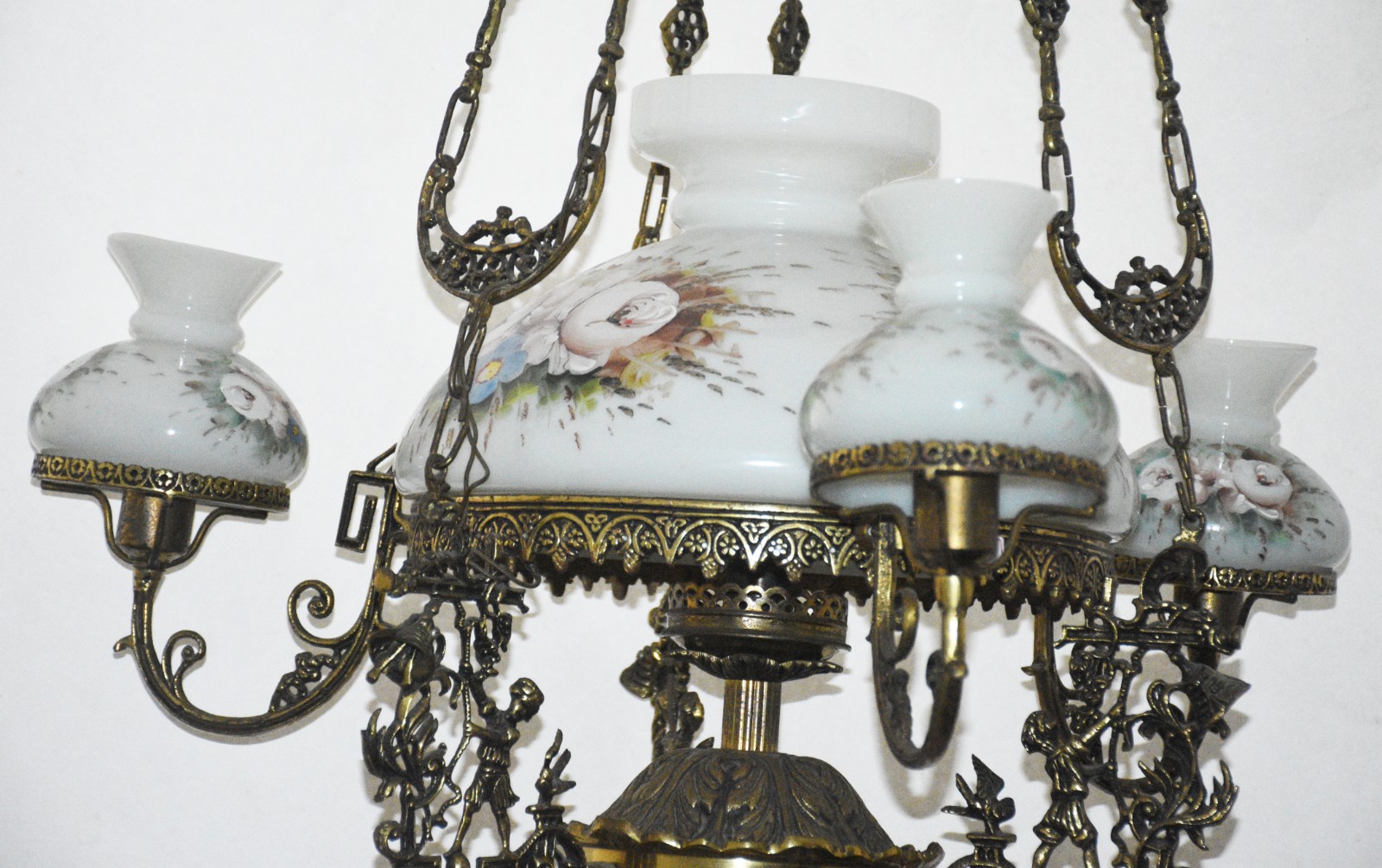 Lustre de metal dourado para 3 luzes, cúpulas leitosas de vidro... - foto 3 de 4