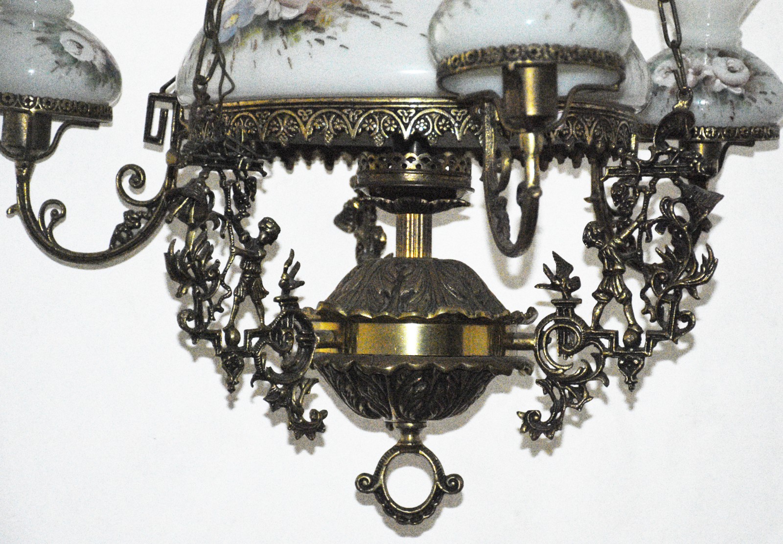 Lustre de metal dourado para 3 luzes, cúpulas leitosas de vidro... - foto 4 de 4
