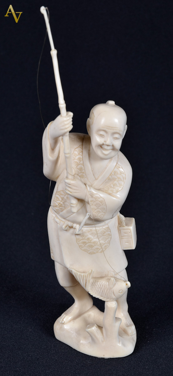 Okinomo em marfim japones, representando pescador. Alt. 18 cm.