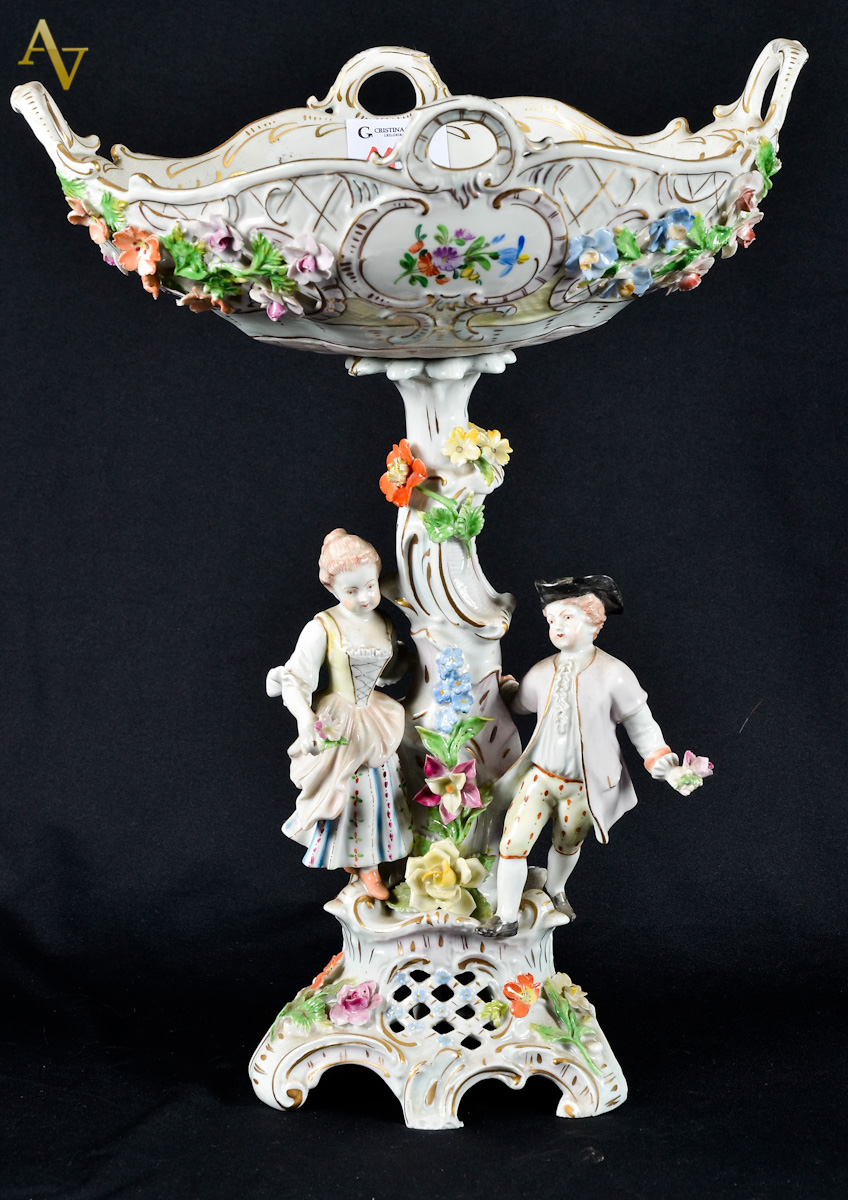 Fruteira de porcelana de Dresden com figuras em relevo policromado...