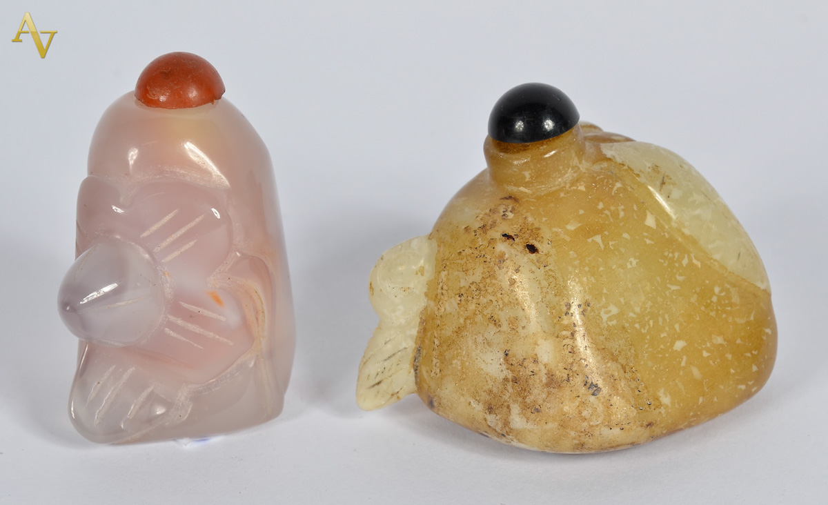 Dois Snuff bottles de jade e agata com pedra dura. Alt. 5 cm.