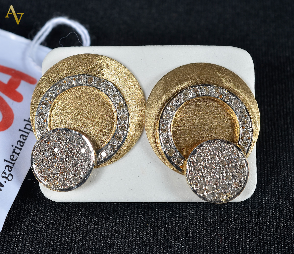 Brinco ouro 18 k com duas cores e pave com 90 carats de brilhantes...