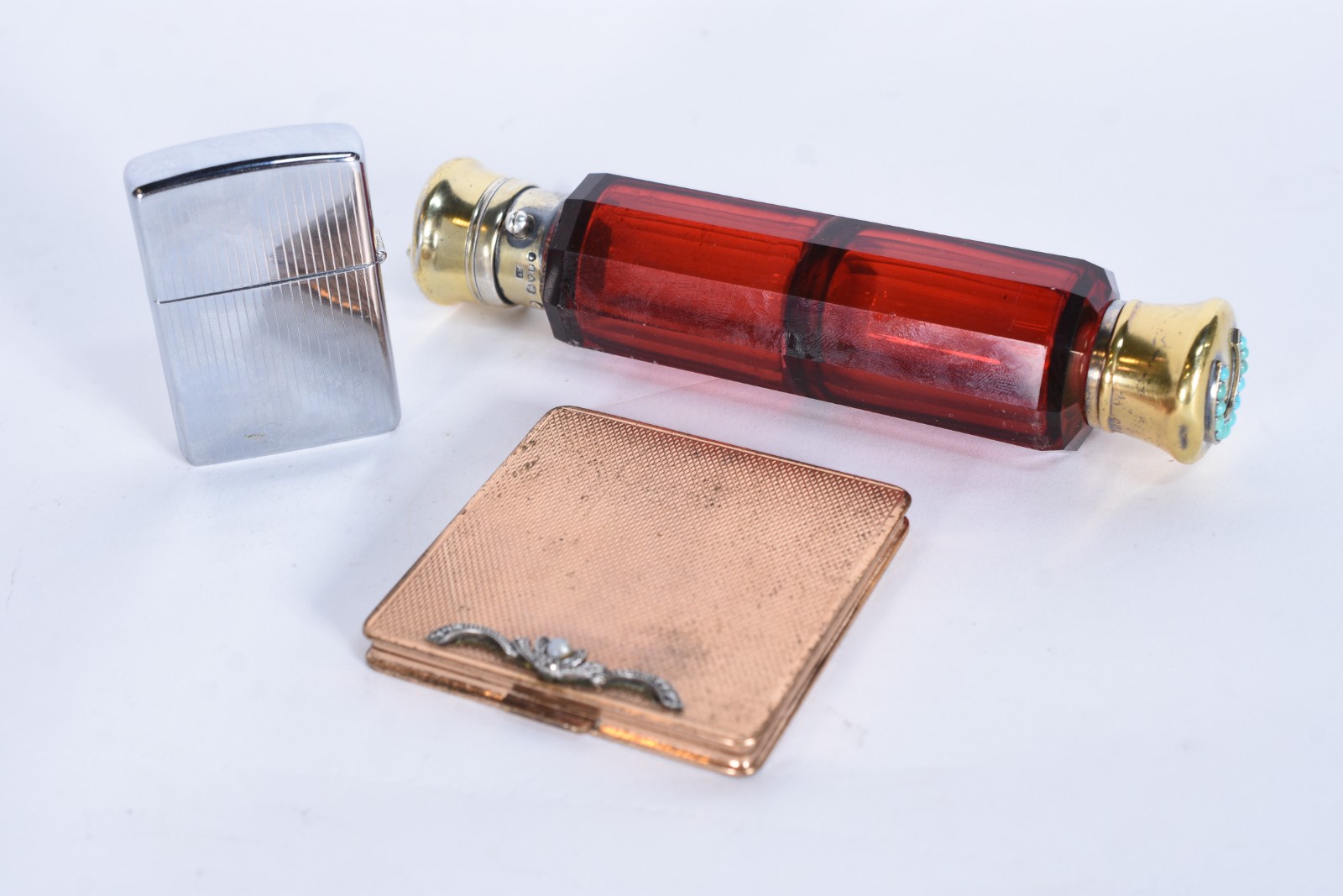 Três peças diversas, sendo: poseira, isqueiro zippo e vidro vermelho... - foto 1 de 10