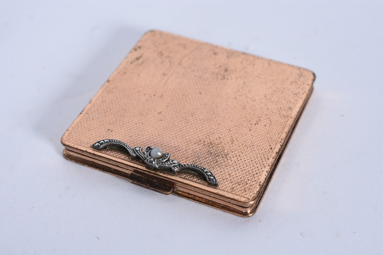 Três peças diversas, sendo: poseira, isqueiro zippo e vidro vermelho... - foto 2 de 10