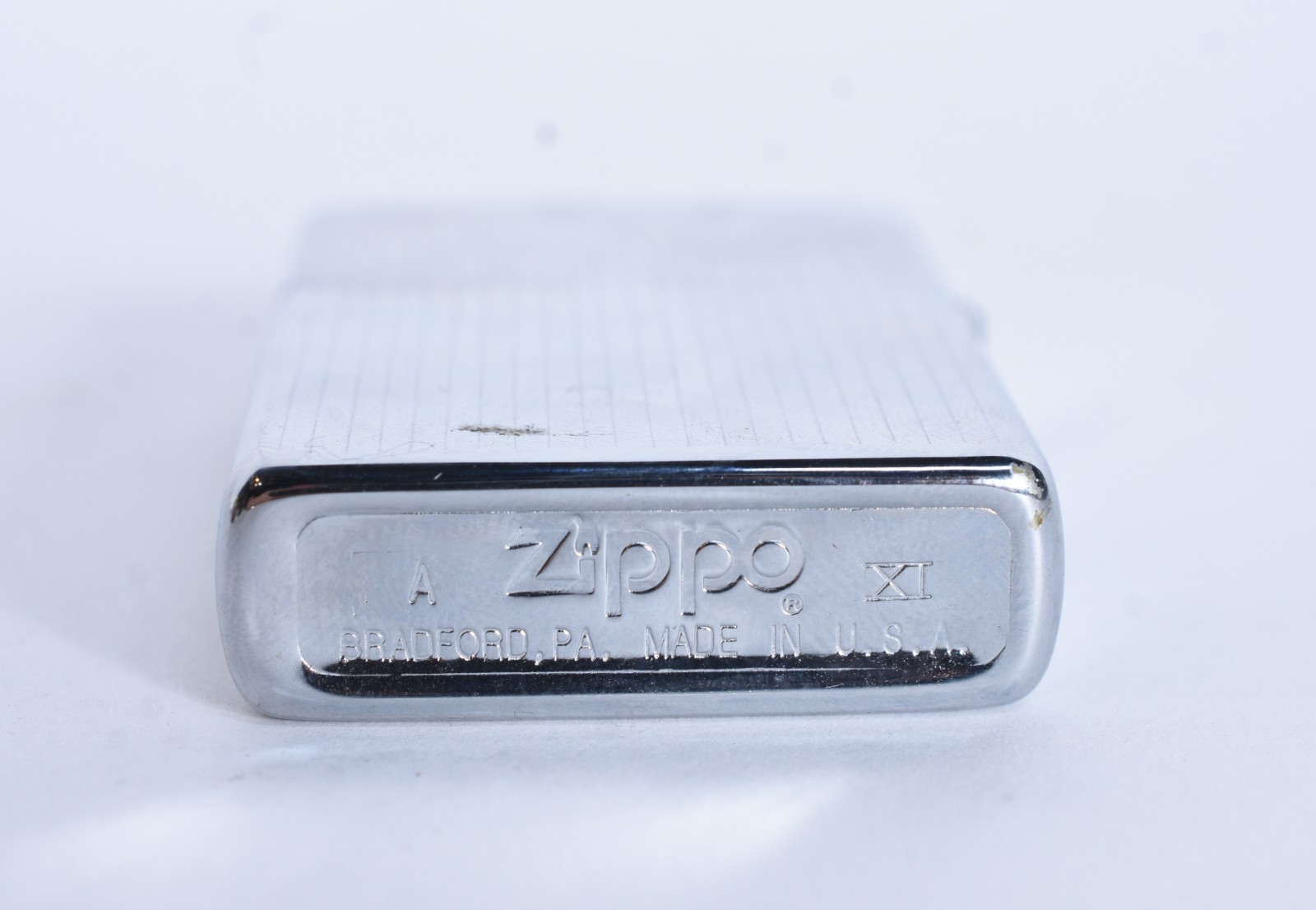 Três peças diversas, sendo: poseira, isqueiro zippo e vidro vermelho... - foto 6 de 10