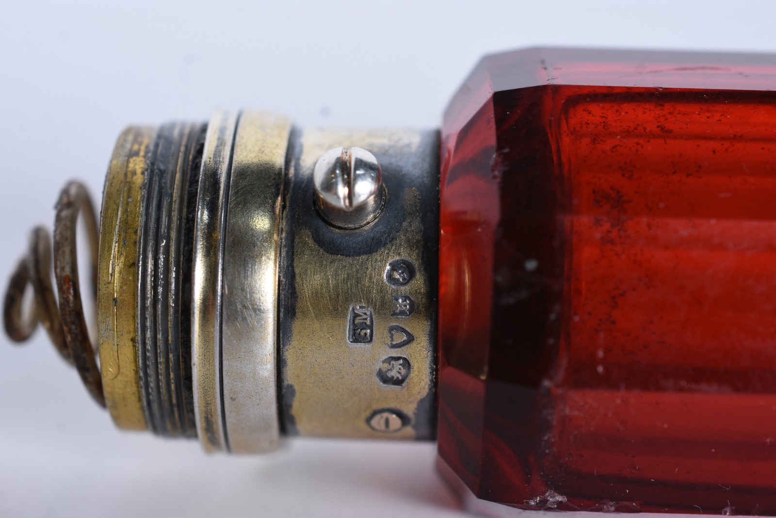 Três peças diversas, sendo: poseira, isqueiro zippo e vidro vermelho... - foto 9 de 10