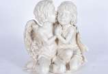 Escultura de resina representando anjo e menina. - Escultura de resina representando anjo e menina.