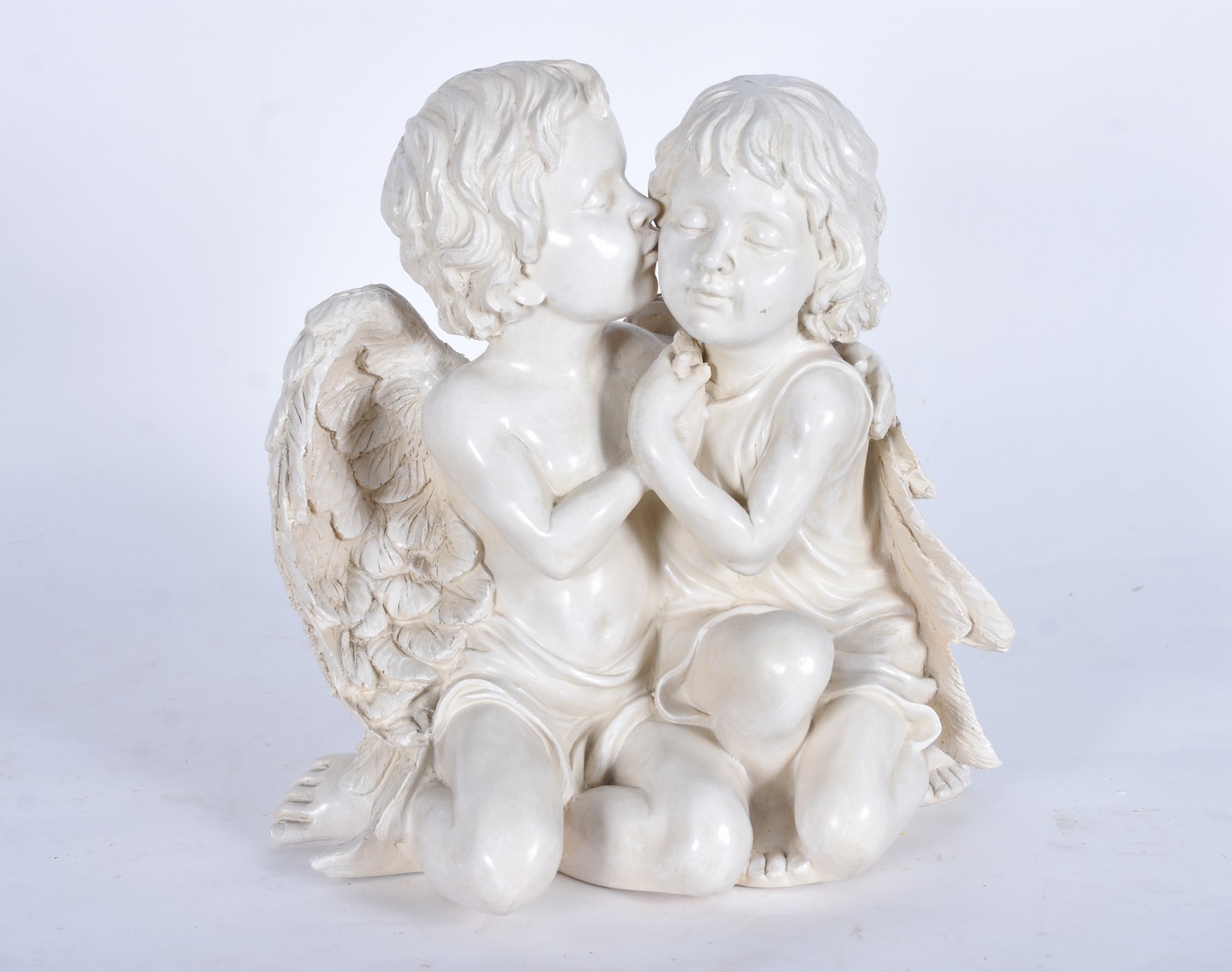 Escultura de resina representando anjo e menina. - foto 2 de 7