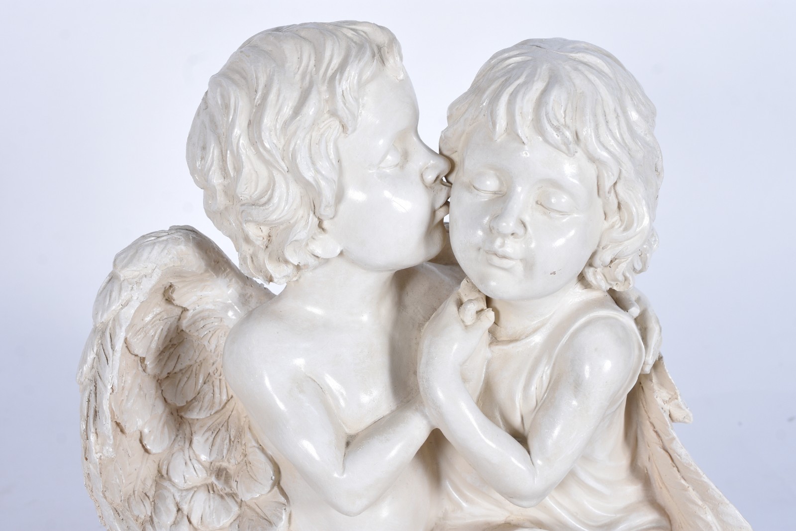 Escultura de resina representando anjo e menina. - foto 3 de 7