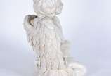 Escultura de resina representando anjo e menina. - Escultura de resina representando anjo e menina.