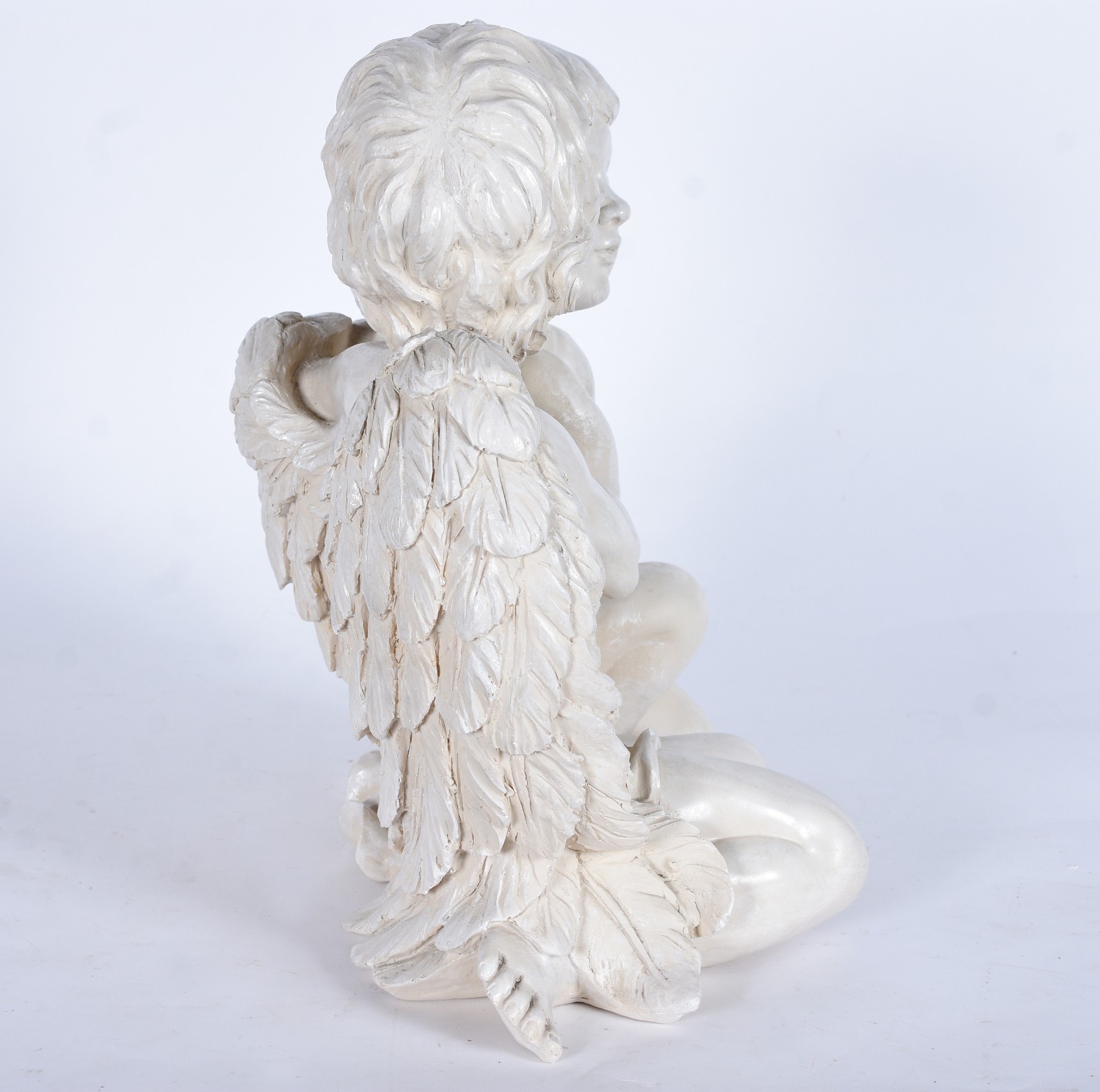 Escultura de resina representando anjo e menina. - foto 4 de 7