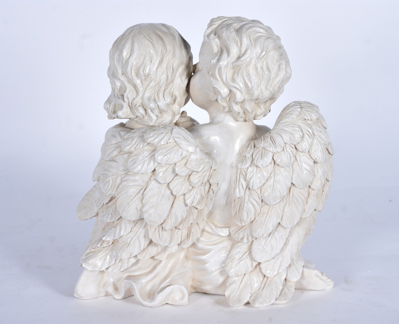 Escultura de resina representando anjo e menina. - foto 5 de 7