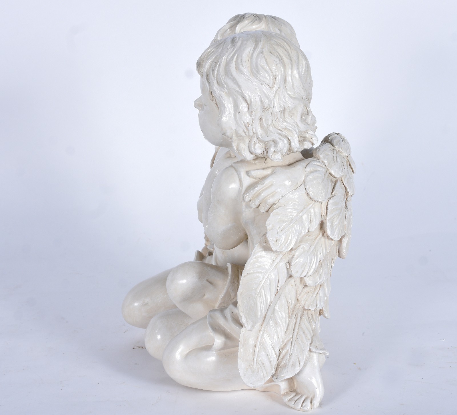 Escultura de resina representando anjo e menina. - foto 6 de 7