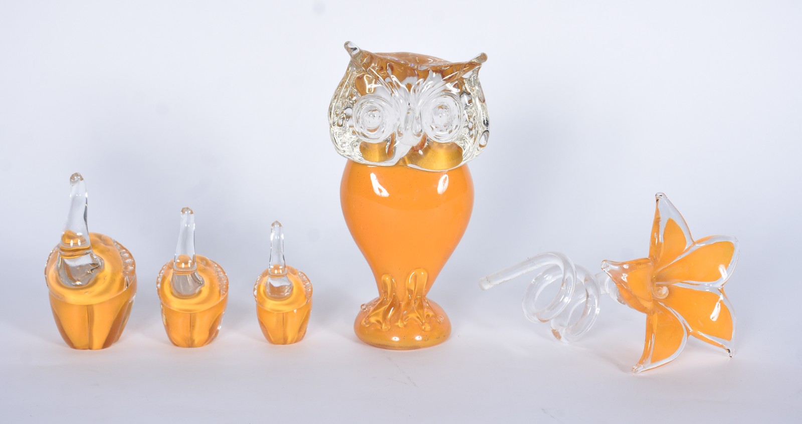 Diversas peças de vidro decorativo, sendo: coruja, 3 elefantes e flor. - foto 1 de 5