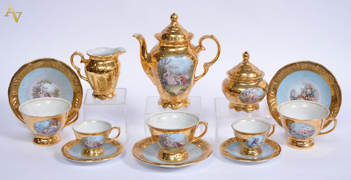 Conjunto de cafe e cha em porcelana decorada com folha de ouro e...