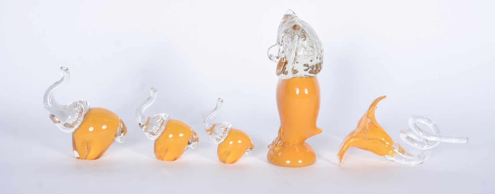 Diversas peças de vidro decorativo, sendo: coruja, 3 elefantes e flor. - foto 4 de 5