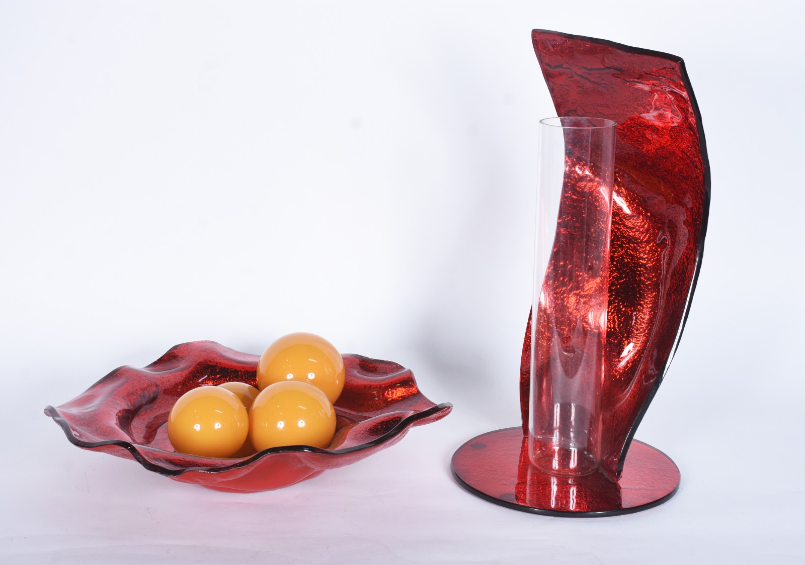 Duas peças de vidro decorativo, sendo: centro de mesa vermelho com... - foto 1 de 8