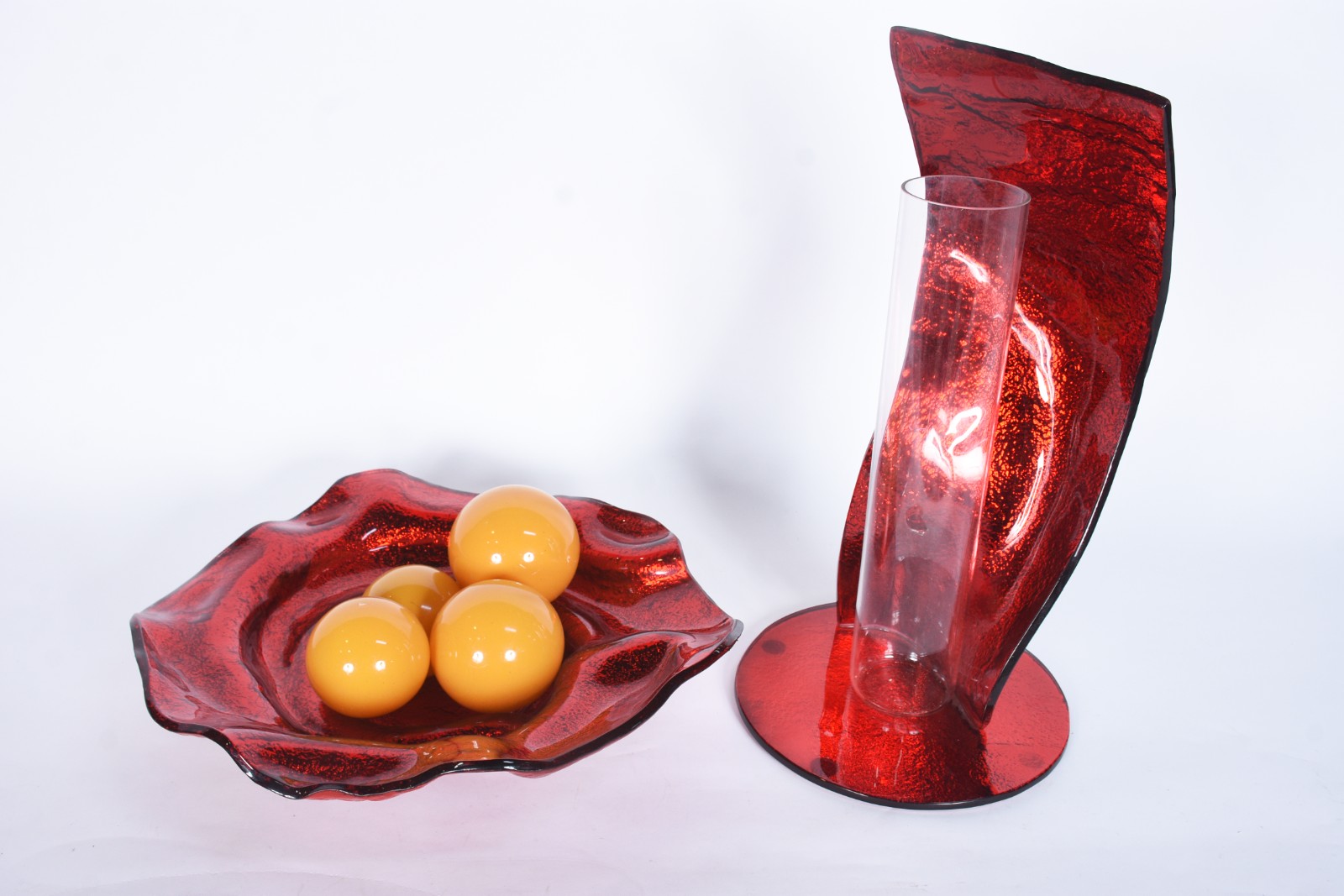Duas peças de vidro decorativo, sendo: centro de mesa vermelho com... - foto 2 de 8