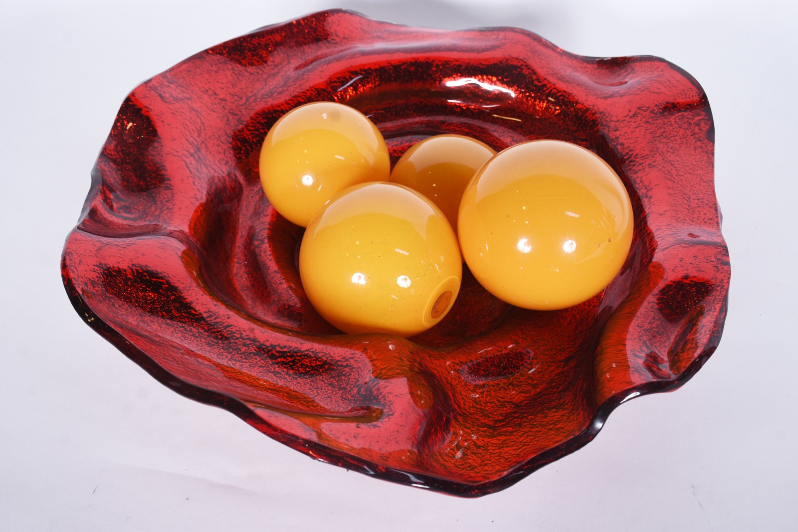 Duas peças de vidro decorativo, sendo: centro de mesa vermelho com... - foto 3 de 8