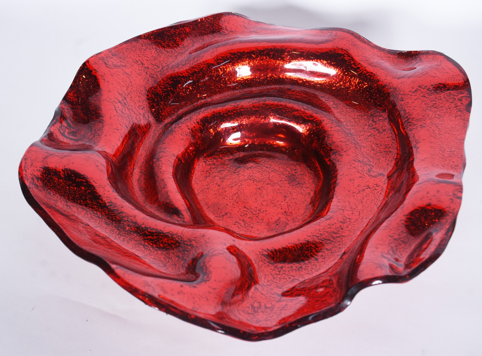 Duas peças de vidro decorativo, sendo: centro de mesa vermelho com... - foto 4 de 8