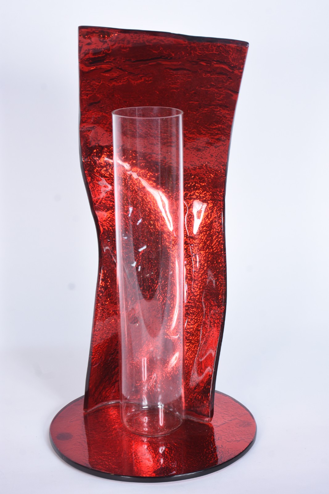 Duas peças de vidro decorativo, sendo: centro de mesa vermelho com... - foto 6 de 8