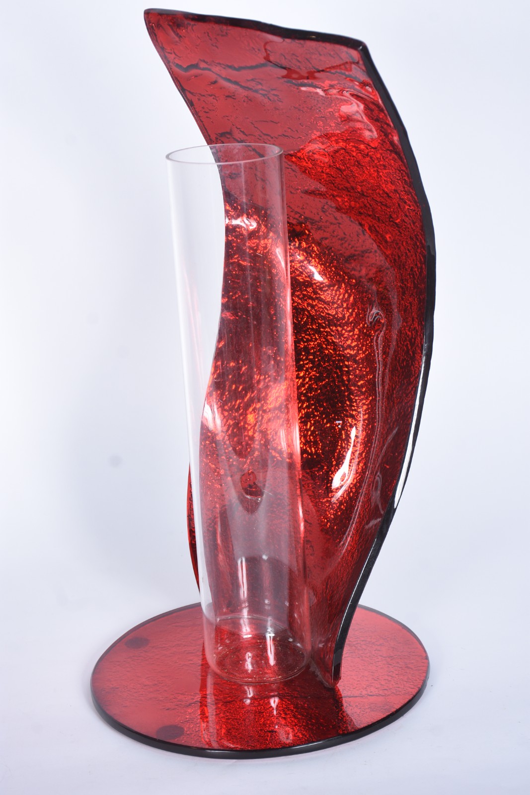 Duas peças de vidro decorativo, sendo: centro de mesa vermelho com... - foto 7 de 8
