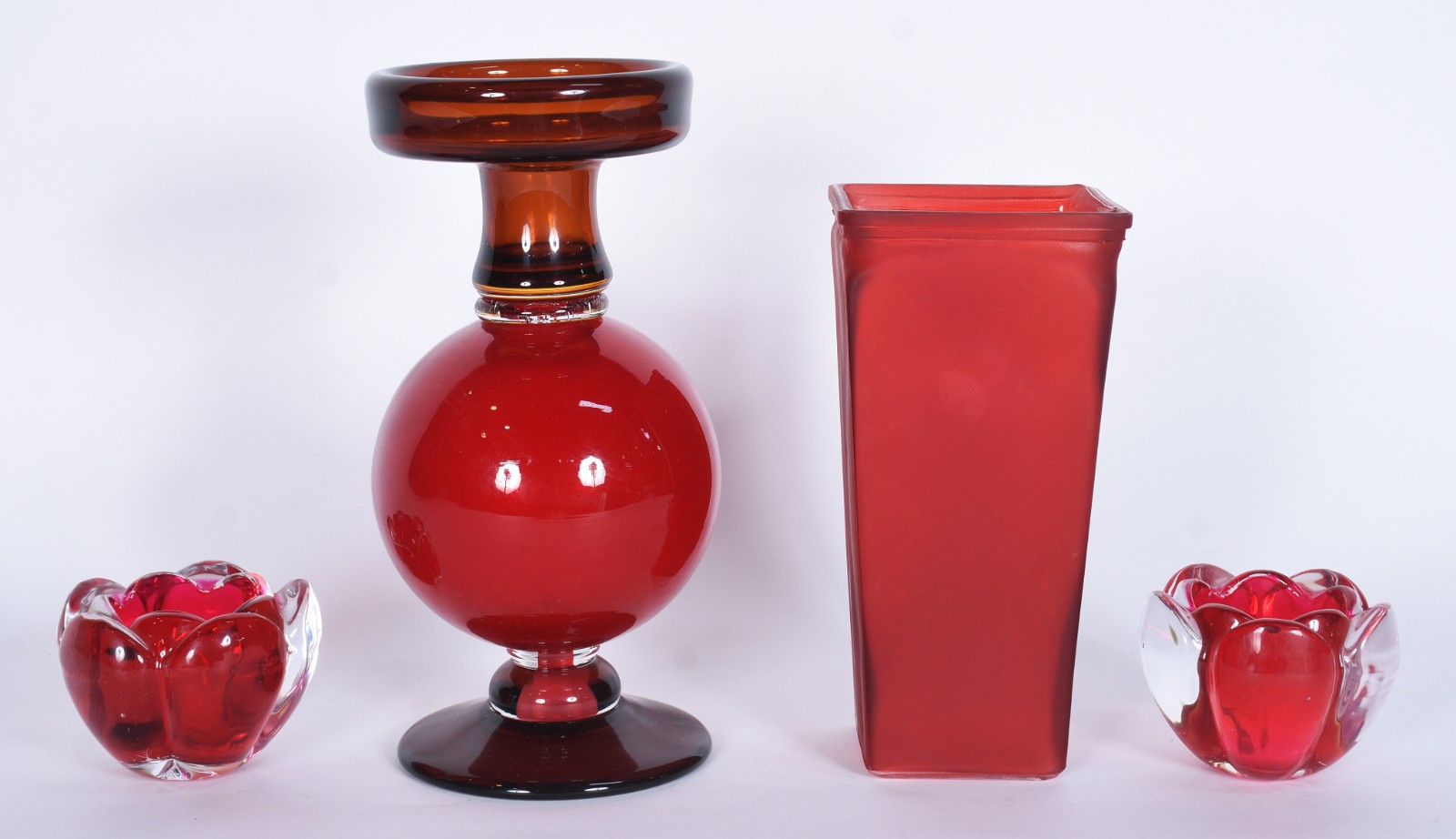 Quatro peças de vidro decorativo, sendo: vaso, castiçal e par de... - foto 1 de 11