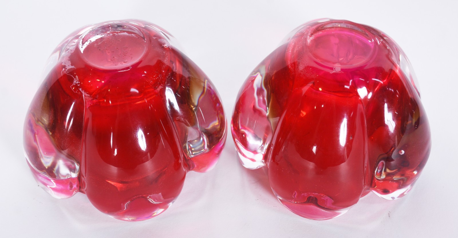Quatro peças de vidro decorativo, sendo: vaso, castiçal e par de... - foto 4 de 11