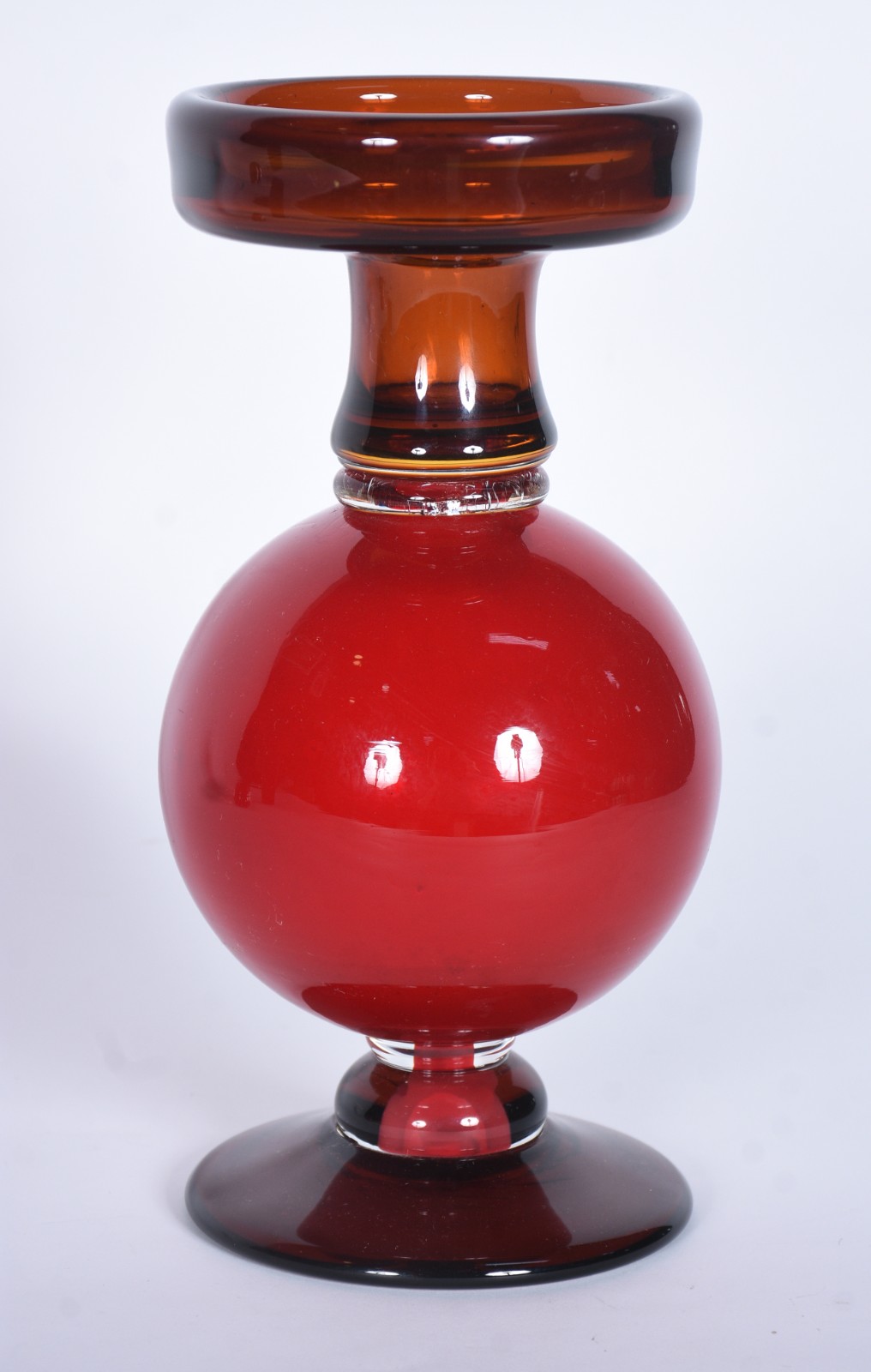 Quatro peças de vidro decorativo, sendo: vaso, castiçal e par de... - foto 8 de 11