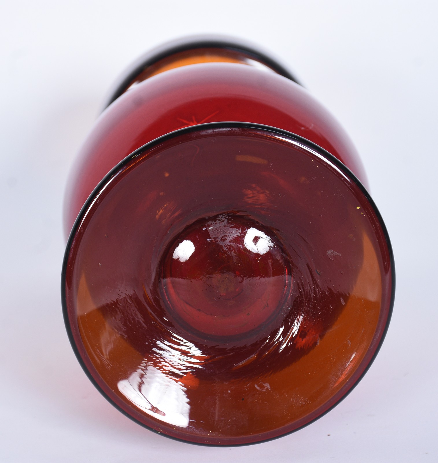Quatro peças de vidro decorativo, sendo: vaso, castiçal e par de... - foto 11 de 11