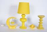 Quatro peças de cerâmica amarela, sendo: abatjo... - Quatro peças de cerâmica amarela, sendo: abatjour, castiçal, e dois enfeites, sendo uma lua e flor.