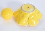 Quatro peças de cerâmica amarela, sendo: abatjo... - Quatro peças de cerâmica amarela, sendo: abatjour, castiçal, e dois enfeites, sendo uma lua e flor.
