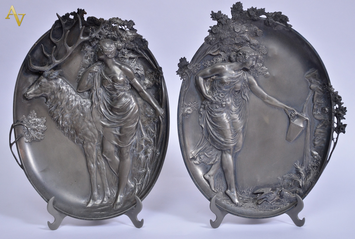 Par de medalhões de metal alemão WMF com figuras e animais em relevo...