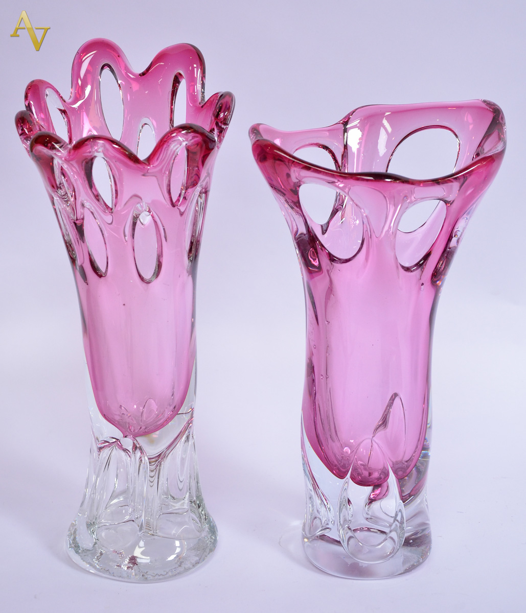 Par de vasos de murano, vasado na cor rosa. Alts. 33 e 37 cm.