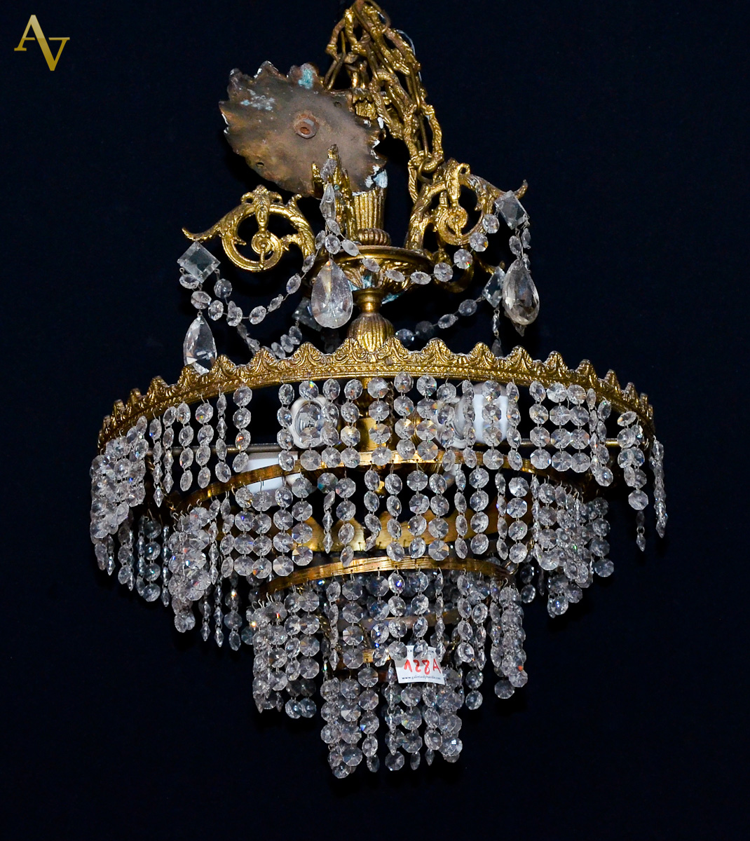 Lustre de metal dourado com pingente de cristal. Diam. 40 cm.