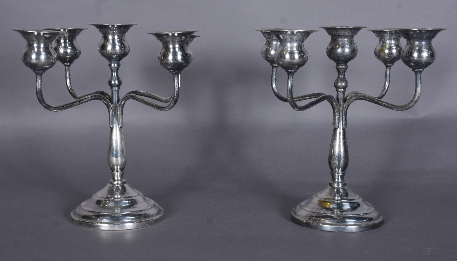 Par de candelabros de metal prateado para 5 velas cada. Com desgastes. - foto 1 de 7