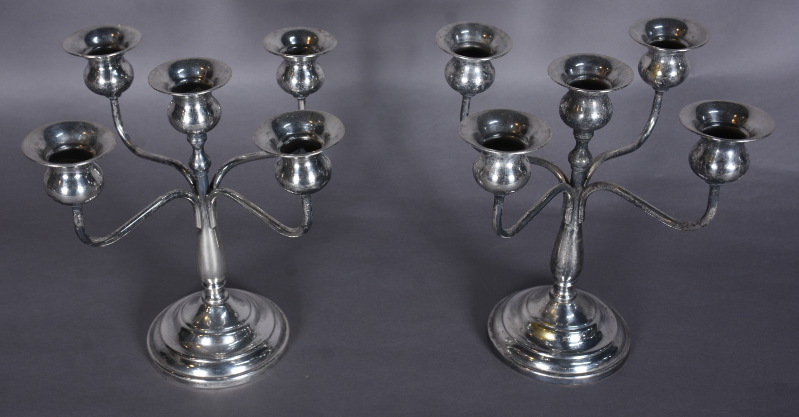 Par de candelabros de metal prateado para 5 velas cada. Com desgastes. - foto 2 de 7