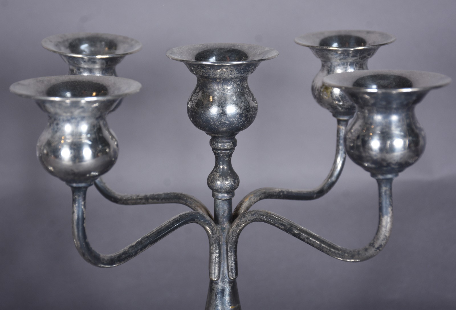 Par de candelabros de metal prateado para 5 velas cada. Com desgastes. - foto 3 de 7