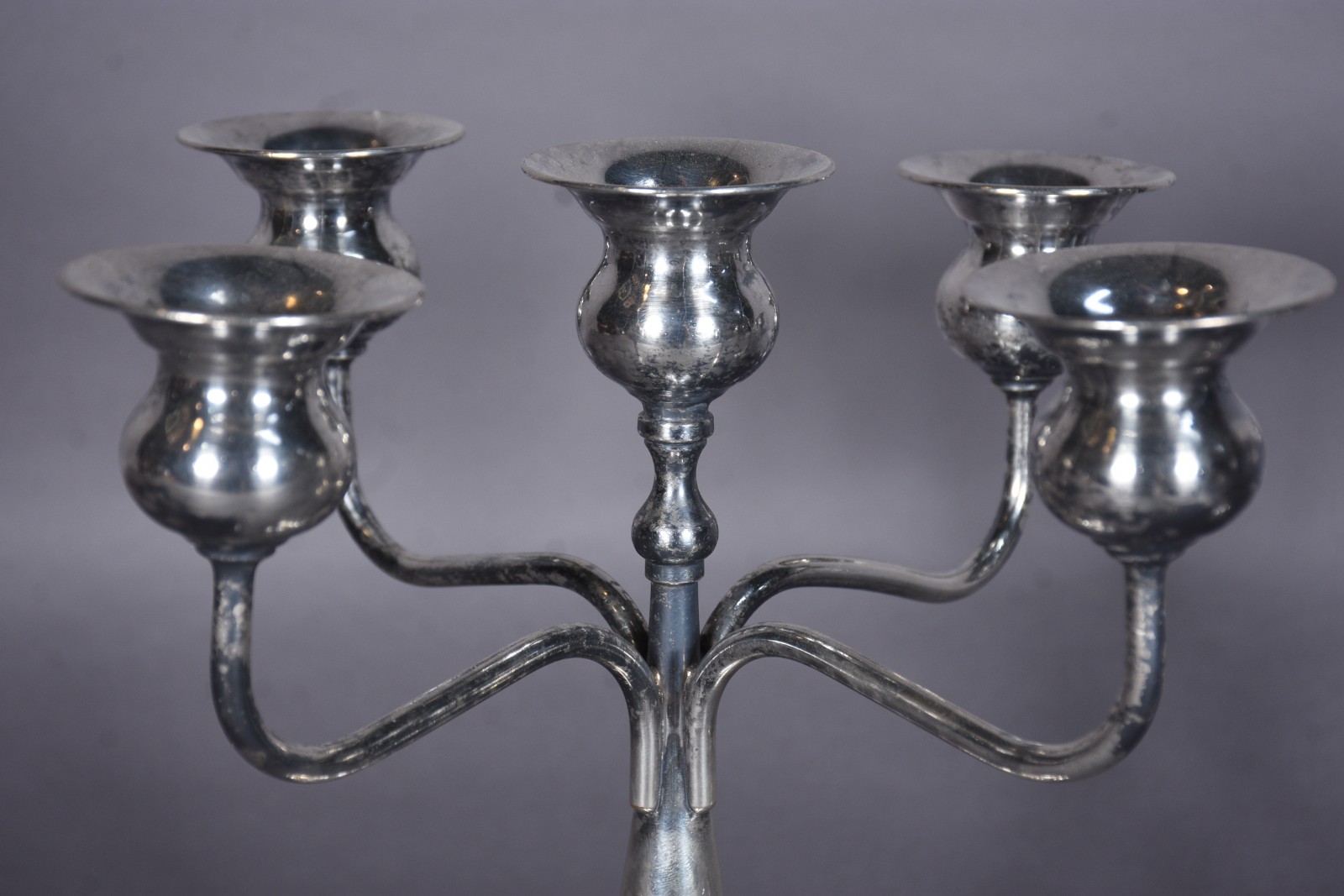 Par de candelabros de metal prateado para 5 velas cada. Com desgastes. - foto 4 de 7